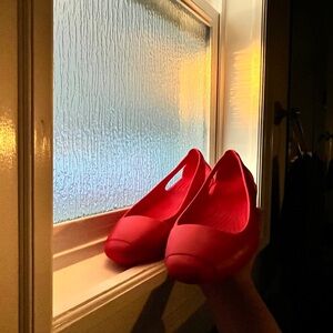 Bright comfortable stylish red women’s crocs US size 8